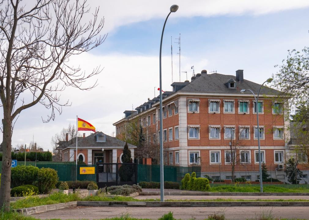 Cung điện ở Madrid là dinh thự chính thức của thủ tướng Tây Ban Nha. Đây cũng là nơi họp Hội đồng Bộ trưởng. Trở thành thủ tướng từ năm 2018, Pedro Sanchez đã mở cửa cung điện cho công chúng tham quan. Công trình này được thiết kế bởi kiến trúc sư Diego Mendez, xây dựng trên một cung điện cũ bị phá hủy trong nội chiến từ năm 1949 đến năm 1954.