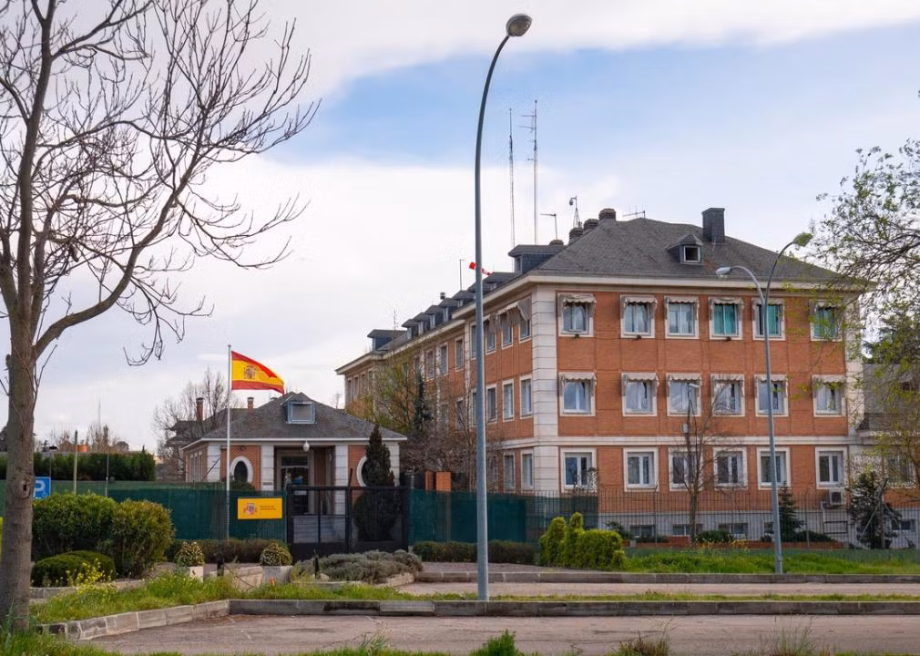 Cung điện ở Madrid là dinh thự chính thức của thủ tướng Tây Ban Nha. Đây cũng là nơi họp Hội đồng Bộ trưởng. Trở thành thủ tướng từ năm 2018, Pedro Sanchez đã mở cửa cung điện cho công chúng tham quan. Công trình này được thiết kế bởi kiến trúc sư Diego Mendez, xây dựng trên một cung điện cũ bị phá hủy trong nội chiến từ năm 1949 đến năm 1954.