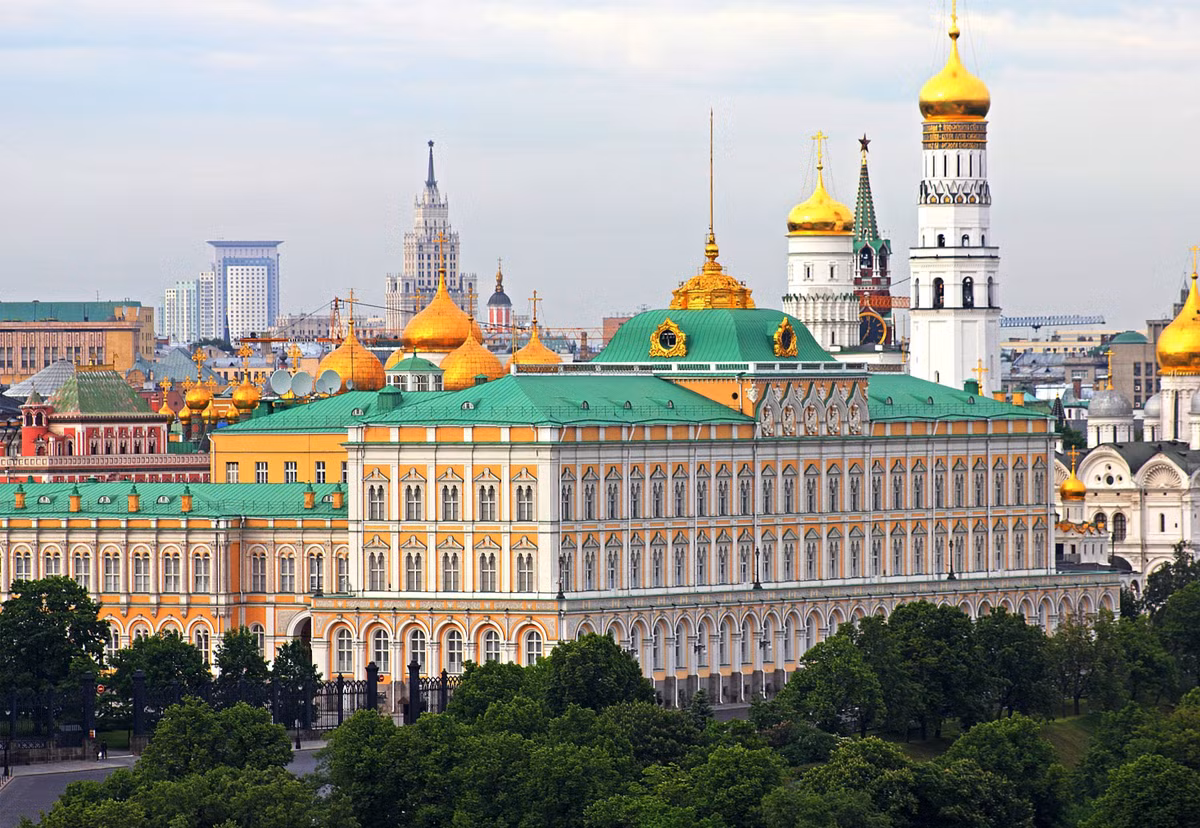 Điện Kremlin ban đầu là pháo đài thời trung cổ, sau này trở thành nơi ở của các Sa hoàng Nga cho đến khi thủ đô được chuyển đến St.Petersburg vào đầu thế kỷ 18. Nơi đây sau này là nơi ở chính thức của Thủ tướng Nga Vladimir Putin. Tòa nhà nhìn ra quảng trường Đỏ và sông Moskva.