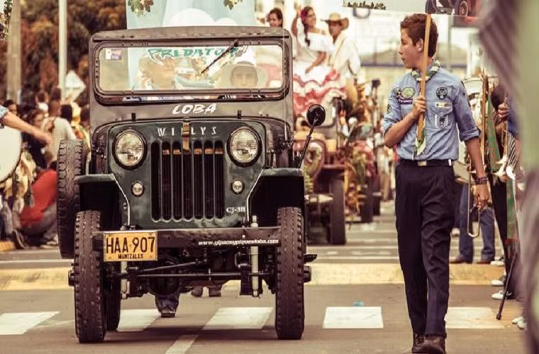 Giống như bất cứ cuộc diễu hành nào, nam nữ thiếu niên đi trước cầm biển hiệu, cờ, dàn nhạc là điều không thể thiếu tạo nên không khí sôi động cho buổi diễu hành.