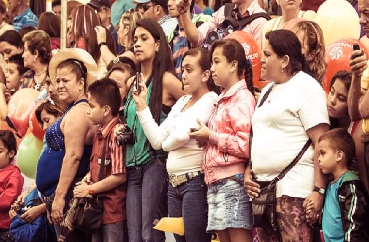 Người dân Colombia cũng như khách du lịch những ngày này đổ xuống đường rất đông tham gia vào lễ diễu hành.