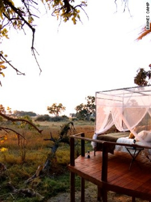 Khu cắm trại Baines tại Botswana nằm ven sông Okavango thơ mộng luôn được các bạn trẻ ưa thích lựa chọn làm nơi khám phá thế giới hoang dã. Trại cũng cung cấp các dịch vụ đốt lửa trại, du lịch trên sông và lớp học cách sinh tồn trong thiên nhiên.