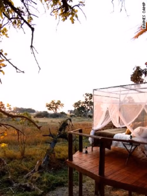 Khu cắm trại Baines tại Botswana nằm ven sông Okavango thơ mộng luôn được các bạn trẻ ưa thích lựa chọn làm nơi khám phá thế giới hoang dã. Trại cũng cung cấp các dịch vụ đốt lửa trại, du lịch trên sông và lớp học cách sinh tồn trong thiên nhiên.