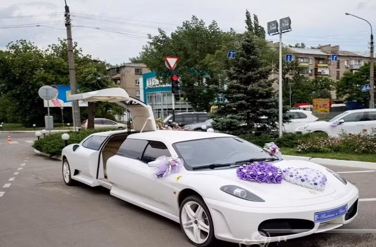 Limousine Ferrari sang trọng đi dạo trên đường.