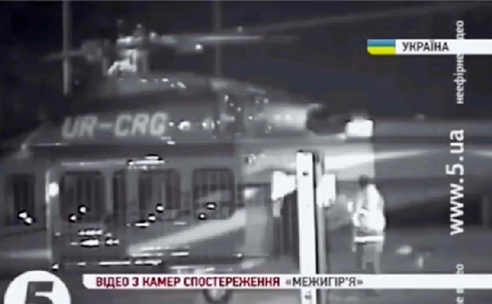 Hình ảnh Agusta Westland AW139 chiếc trong đoạn clip nghi ngờ "tổng thống Viktor Yanukovych và các phụ tá chạy trốn khỏi dinh thự tổng thống".