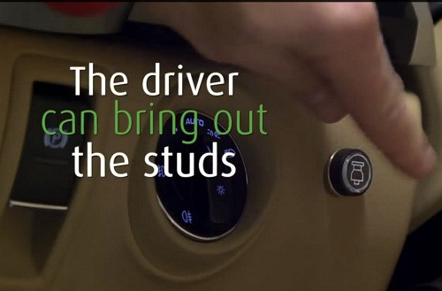 Nút điều khiển lớp đinh dưới bánh xe.