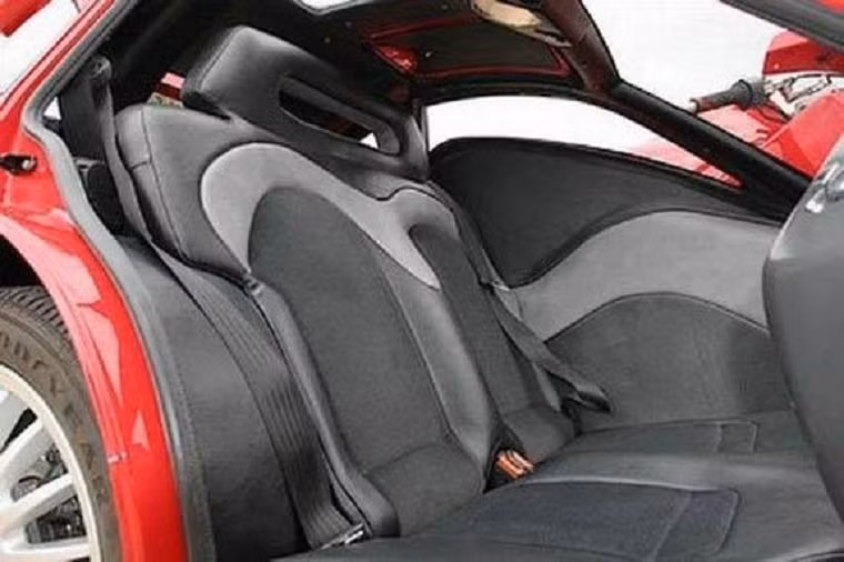 Nội thất chiếc Ferrari vẫn được giữ nguyên dành cho người ngồi sau, tăng diện tích chở thêm nhiều người ghế sau.