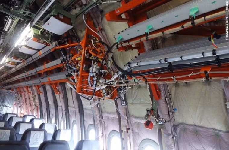 Trần để hành lý thay bằng 400km cáp chạy khắp thân máy bay nối với các thiết bị kiểm tra.