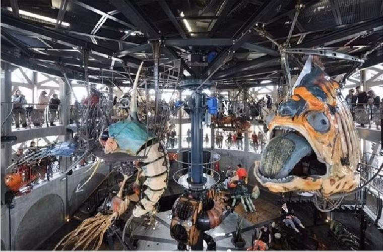 Đu quay "Đại dương máy" tập hợp các quái thú dưới biển sâu luôn đông khách xếp hàng thử trải nghiệm một lần.