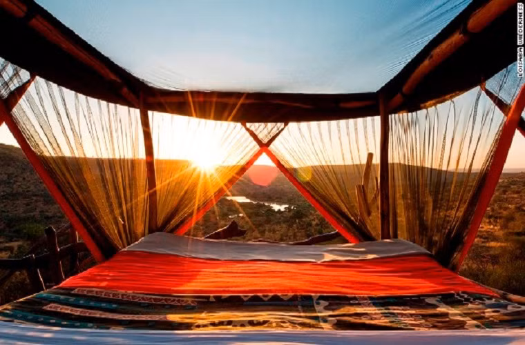 Khách sạn "ngàn sao" Kiboko and Koija nằm lộ thiên giữa cánh đồng tại Kenya là một trong những điểm thu hút khách lớn nhất tại nước này. Khi đến đây bạn sẽ chiêm ngưỡng toàn bộ bầu trời đêm và được đánh thức bằng ánh sáng bình minh rực rỡ.