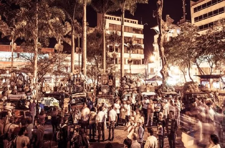 Buổi lễ kéo dài đến khuya, các tay lái về nhà để chuẩn bị tiếp cho ngày hôm sau.