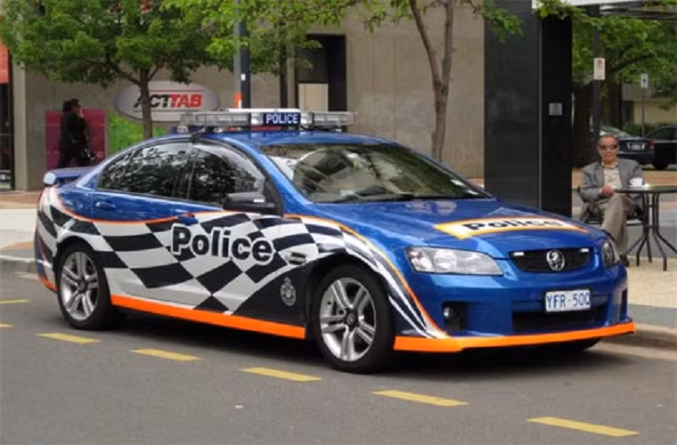 Cảnh sát Úc tuần tra trên chiếc Holden VE Commodore được trang trí khá sặc sỡ là một hình ảnh khá phổ biến trên các con đường tại quốc gia này.
