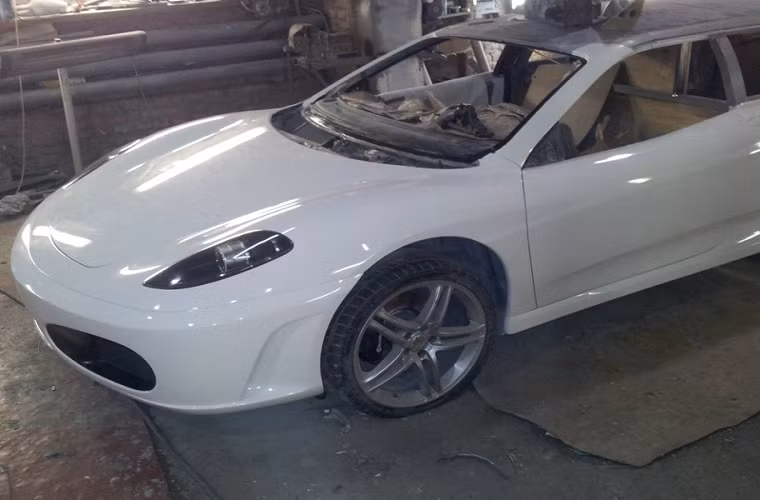 Vỏ xe làm từ sợi carbon đắt tiền bền với va chạm.