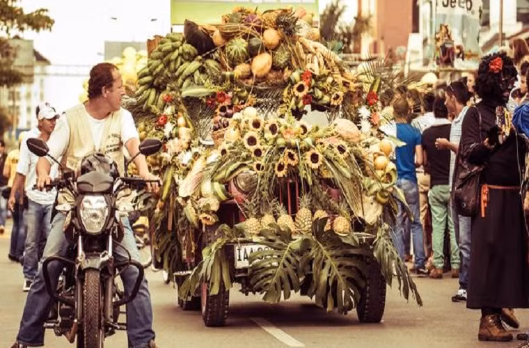 Chiếc xe chở trái cây đồ sộ chậm chạp lăn bánh.