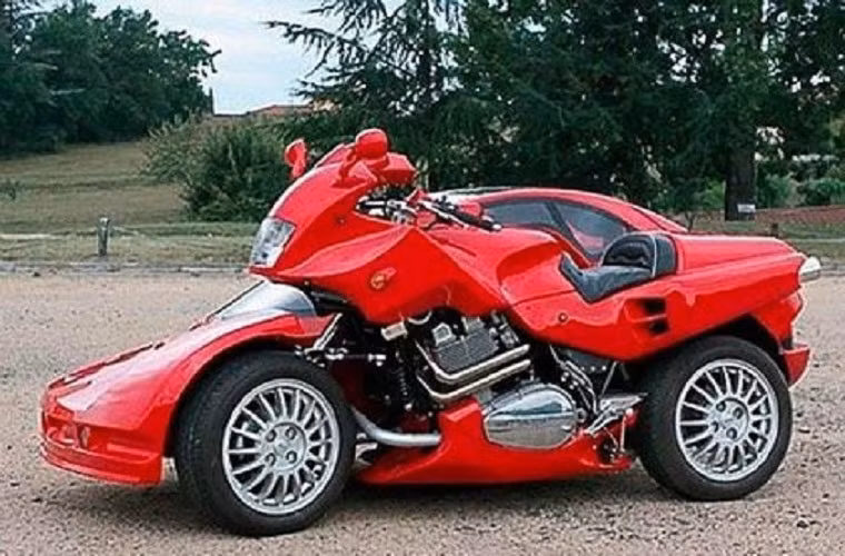 Chiếc xe do ông ông François Knorreck đang làm việc tại bệnh viện Saint-Etienne nước Pháp chế tạo. Theo như tiết lộ, ông đã tốn đến 10 nghìn giờ làm việc và khoảng 15 nghìn EURO (khoảng 431 triệu VND) để hoàn thành tác phẩm này.