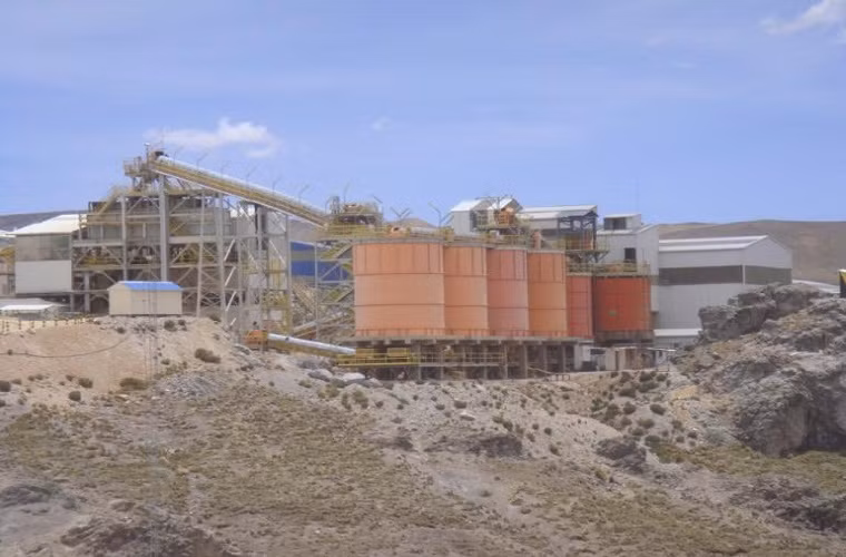 Mỏ bạc Pallancata tại Peru có trữ lượng bạc khổng lồ dưới lòng đất khoảng 120 nghìn tấn. Một năm mỏ bạc này khai thác thác hơn khoảng 110 triệu ounce bạc.