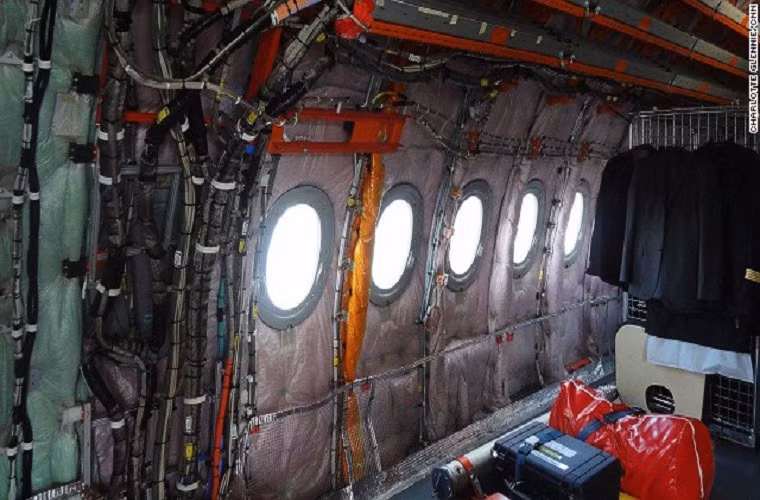 Khoang chứa khá bừa bộn vì máy bay vẫn đang trong giai đoạn thử nghiệm, chưa đưa vào kinh doanh chính thức.