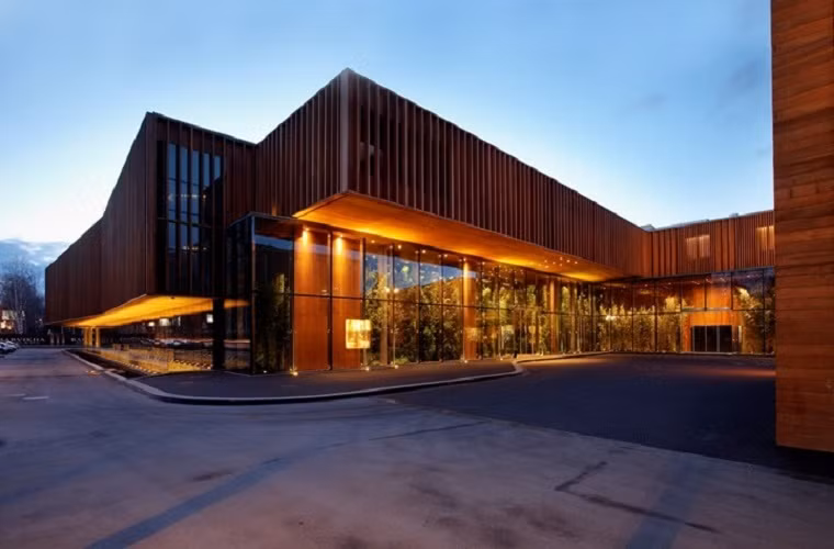 Tuy nhiên, theo một số nguồn tin thì sau ngày 25/2, ông Yanukovych đã chuyển tới khu nghỉ dưỡng Barvikha Clinical Sanitorium nằm trên quốc lộ Rublyovka – Uspenskoe về phía tây Moscow do "Phòng sự vụ tổng thống" của chính phủ Nga điều hành.