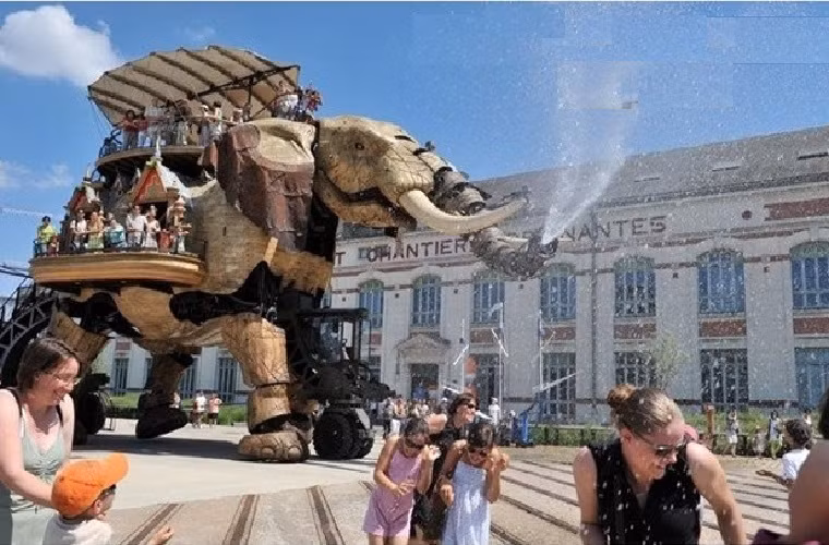 Ngoài khả năng di chuyển như thật, voi cũng có thể vung vẩy chiếc vòi sắt và phun nước làm thú vui tiêu khiển cho du khách.