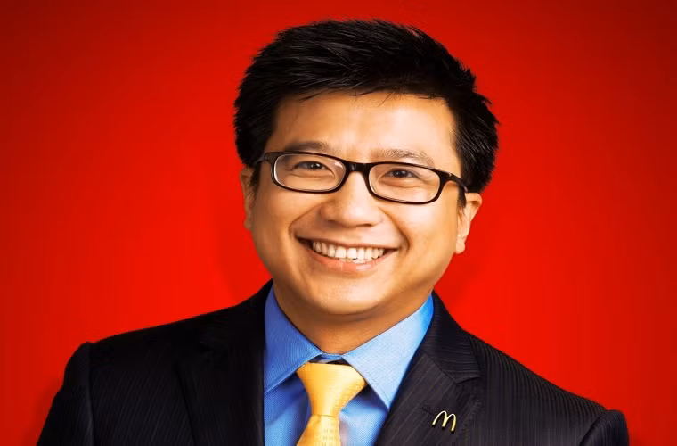 Nguyễn Bảo Hoàng học đại học tại Harvard, tại đây ông được học bổng Harvard National Scholar và tốt nghiệp cử nhân văn học cổ điển với hạng xuất sắc Magna Cum Laude năm 1995. Ông Hoàng cũng đồng thời tốt nghiệp bác sĩ y khoa và thạc sĩ quản trị kinh doanh tại Đại học Northwestern và Kellogg School of Management.