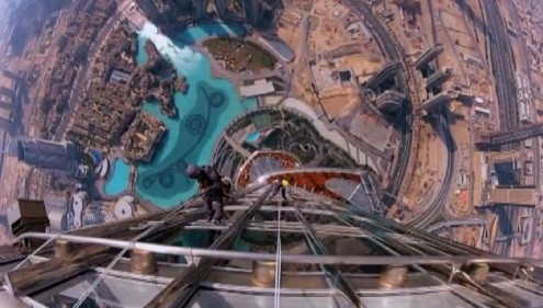 Độ cao chóng mặt khi nhìn từ tầng 159 của tòa nhà