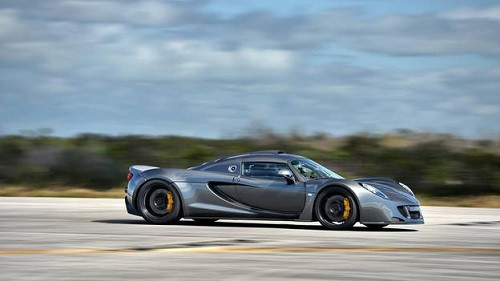 Chiếc Hennessey Venom chạy thử nghiệm tại trung tâm vũ Kennedy.