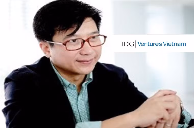 Đến khoảng năm 2004, nhận lời đề nghị của của Patric McGovern, chủ tịch tập đoàn IDG, Ông Hoàng về Việt Nam làm tổng giám đốc IDG Ventures Vietnam, một công ty chuyên về quản lý quỹ đầu tư với số vốn ban đầu 100 triệu USD.