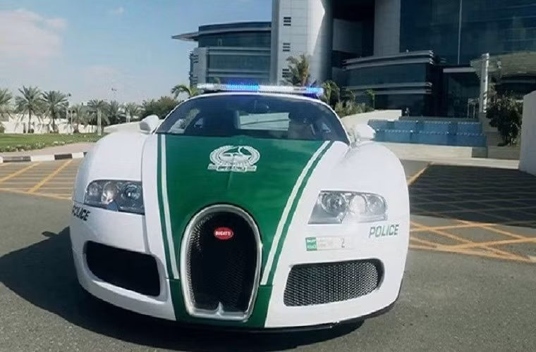 Siêu xe mới nhất được vinh dự khoác lên mình màu áo của cảnh sát dubai là chiếc Bugatti Veyron trang bị động cơ W16 8.0 lít, công suất 1.001 mã lực và mô men xoắn cực đại 1.250 Nm. Đây được đánh giá là chiếc xe tốt nhất nhằm hỗ trợ khả năng truy quét tội phạm của cảnh sát thành phố. Ngoài ra cảnh sát Dubai còn sở hữu nhiều xe khủng khác như Ferrari FF, Lamborghini...
