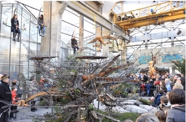 Trung tâm công viên "trồng" cây cổ thụ với tay vươn ra làm cầu thang máy, bập bênh luôn thu hút đông đảo du khách nhí đến tham gia.