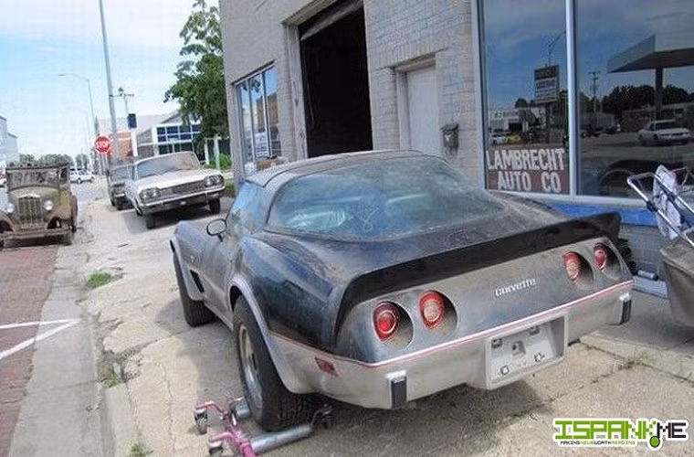 Một chiếc Chevrolet được đưa ra ngoài trời sửa chữa.