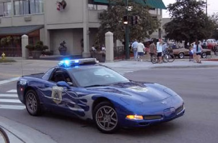 Mỹ là quốc gia có số lượng siêu xe phục vụ ngành cảnh sát nhiều nhất thế giới. Phải điểm đến những cái tên như Corvette C5 Z06 (trong ảnh), Carbon Motors E7, Ford Mustang GT, Porsche 911, Subaru 2004 WRX STI, Cadillac XLR-V hay chiến binh kỳ cựu Dodge Challeger R/T...