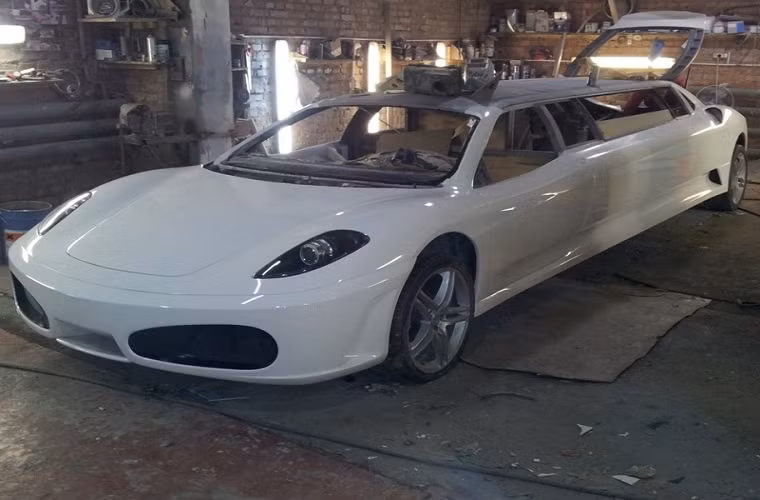 Thân xe được kéo dài cho phù hợp với dòng Limousine nhưng mũi lại giống như các dòng xe thể thao chuyên nghiệp.