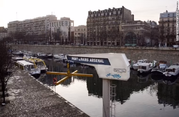 Khung cảnh yên bình hàng ngày của cảng Arsenal trước khi được tu sửa. Dự án được đề xuất trong cuộc vận động tranh cử chức thị trưởng thành phố của bà Kosciusko-Morizet.