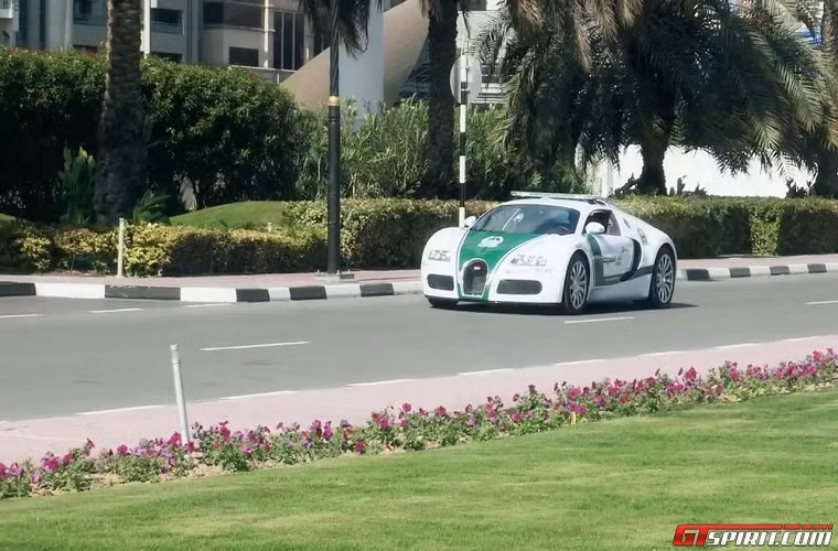 Bugatti Veyron có thể đạt tốc độ tối đa 408 km/h. Phiên bản Super Sport hiện là phiên bản mạnh mẽ nhất với vận tốc tối đa 431.072 km/h.