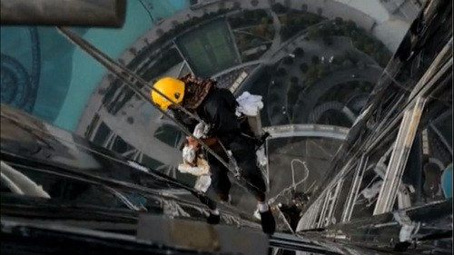Công nhân lau cửa sổ trên tòa nhà cao nhất thế giới Burj Khalifa không khác gì diễn viên trong các bộ phim hành động.