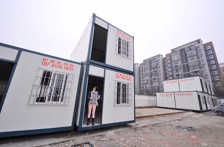 Những ngôi nhà được xếp lên nhau tiết kiệm diện tích, vẫn rất nhiều ngôi nhà treo biển quảng cáo cho thuê.