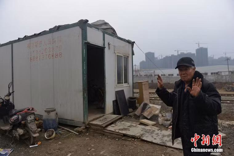 Tuy tiện lợi nhưng hầu hết ít ai ở lại quá lâu trong những căn nhà container này. Lý do vì nó rất bí và khi có tiếng động thì vang to khiến mọi người đau đầu, nhất là người già.