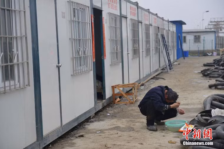 Người đàn ông đã lớn tuổi cho hay ông rất ít khi ở nhà vì không chịu được cảm giác ngột ngạt của nó. Ông thường xuyên đến nơi làm hoặc ra ngoài thư giãn đến tối mới về.