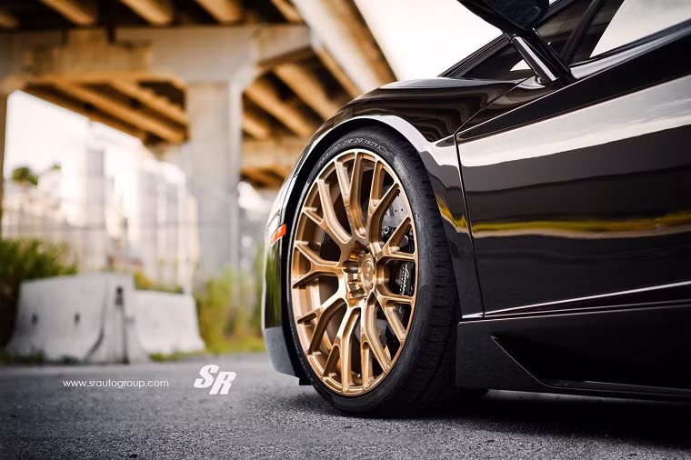 Bánh sau lớn 21 inch so với bánh trước đạt chuẩn 14 inch.