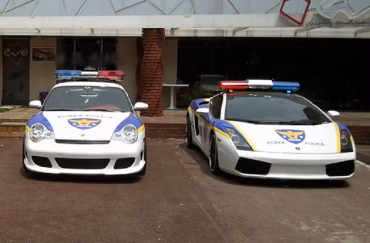 Hàn Quốc là nước bạo chi nhất châu Á cho ngành cảnh sát. Siêu xe chuyên dành cho nhiệm vụ tuần tra phải kể đến những chiếc Ferrari hay Lamborghini đời mới.