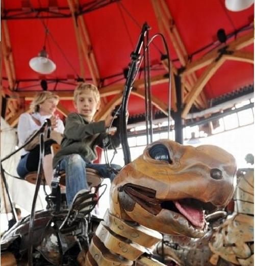 Rùa biển khổng lồ làm từ gỗ và thép bơi tìm mồi.