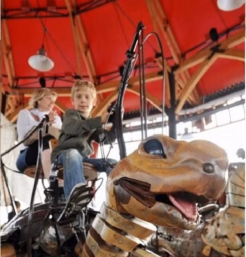 Rùa biển khổng lồ làm từ gỗ và thép bơi tìm mồi.