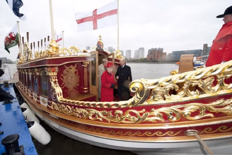 Nhân dịp kỷ niệm ngày trị vì của mình, nữ hoàng Elizabeth II đã cùng hoàng gia tham gia buổi lễ quan trọng này bằng việc ngự trên thuyền hoàng gia đi vòng quanh sông Thames để công dân được chiêm ngưỡng. Giá trị của chiếc thuyền "sơn son thiếp vàng" này lên tới 1.67 triệu USD.