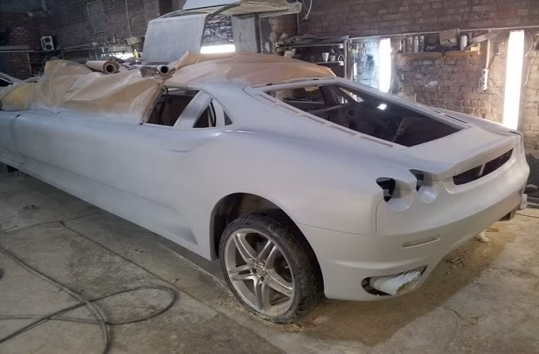 Bánh xe thay thế mới hoàn toàn bằng bánh xe lốp đặc và la zăng hình ngôi sao mạ crom chống gỉ.