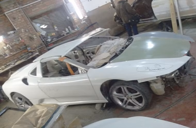 Toàn bộ phần vỏ xe, kính cửa xe đều được thay thế. Hãng lựa chọn màu trắng thay cho màu xám của xe ban đầu.