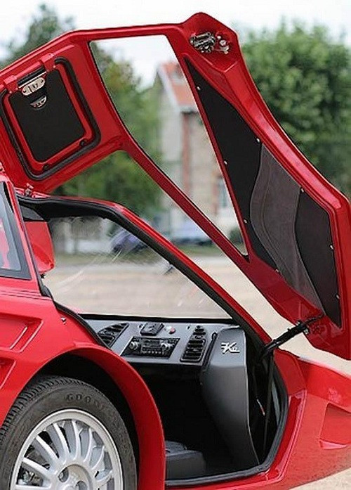 Thiết kế cửa mở dạng cánh bướm của Ferrari được giữ nguyên mẫu bên hông phải của xe. Các tiện ích đi kèm đều ít có sự thay đổi.