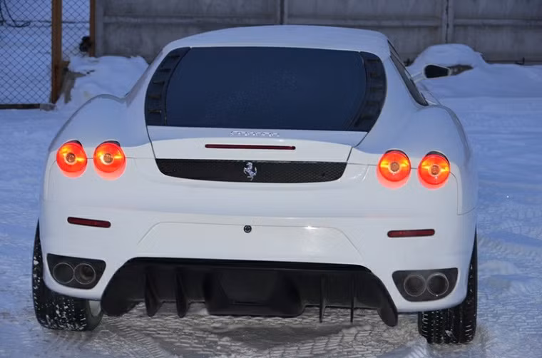 Biểu tượng chú ngựa của Ferrari sau đuôi xe thay thế chú sư tử của Peugeot.