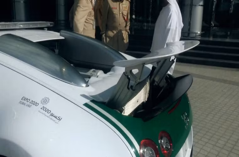 Kiểu dáng xe thể thao với cánh đuôi lướt gió, ống pô phát ra tiếng kêu đặc trưng của Bugatti.