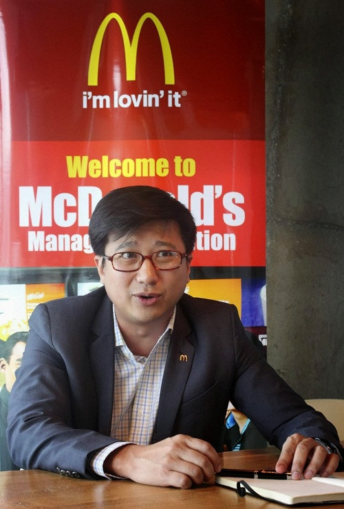 “Từ bé đến nay, tôi vẫn luôn là người hâm mộ cuồng nhiệt của McDonald. Đó là nơi tôi có nhiều trải nghiệm thú vị và một trong số đó là việc làm đầu tiên của tôi khi ở tuổi vị thành niên. Từ khi trở về Việt Nam hơn 10 năm trước, tôi vẫn luôn mơ ước một ngày nào đó có thể đưa McDonald’s đến với quê hương mình”, ông Nguyễn Bảo Hoàng nói.