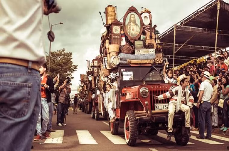 Người dân thường chất rất nhiều hàng hóa lên xe như đồ thủ công, mỹ nghệ, đồ gia dụng và lương thực thực phẩm cầu mong một năm đầy đủ sung túc làm ăn khá hơn năm cũ.